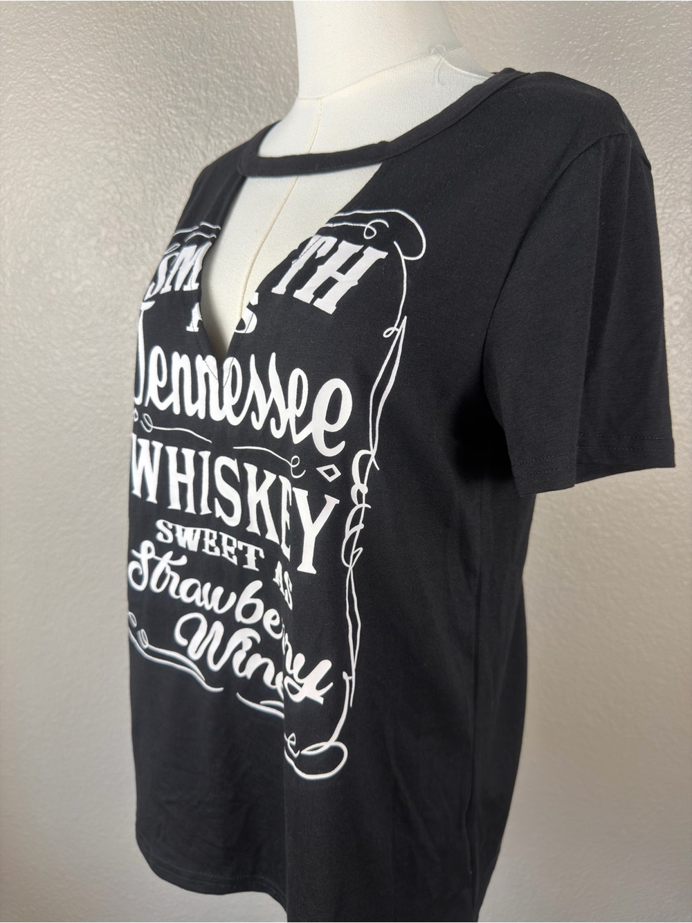 NWOT Women's Black Short-Sleeve Tennessee Whiskey Tee Choker V-Neck Small - Picture 4 of 7